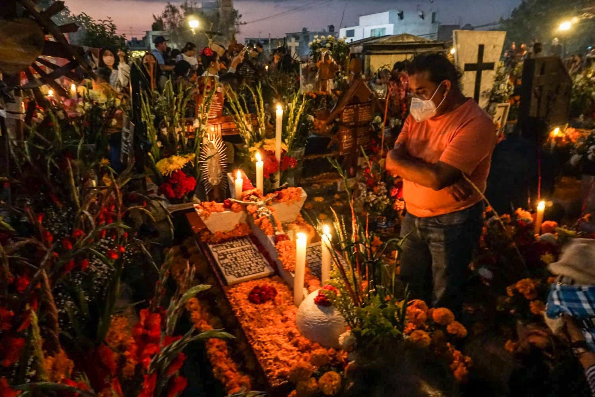 Habitantes de Tláhuac continúan con la tradicional velada de Día de Muertos en el panteón de Mixquic. (CUARTOSCURO)