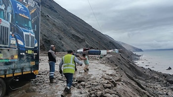 Pasajeros caminan hasta siete horas y arriesgan sus vidas para pasar la Panamericana Sur partida en dos en Arequipa