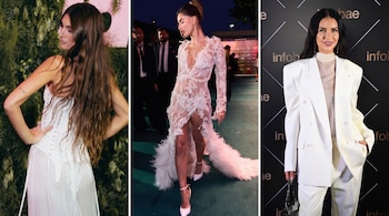 Tres imágenes de mujeres con atuendos blancos: una de espaldas con corsé, otra con vestido de encaje y plumas, y otra con traje sastre.