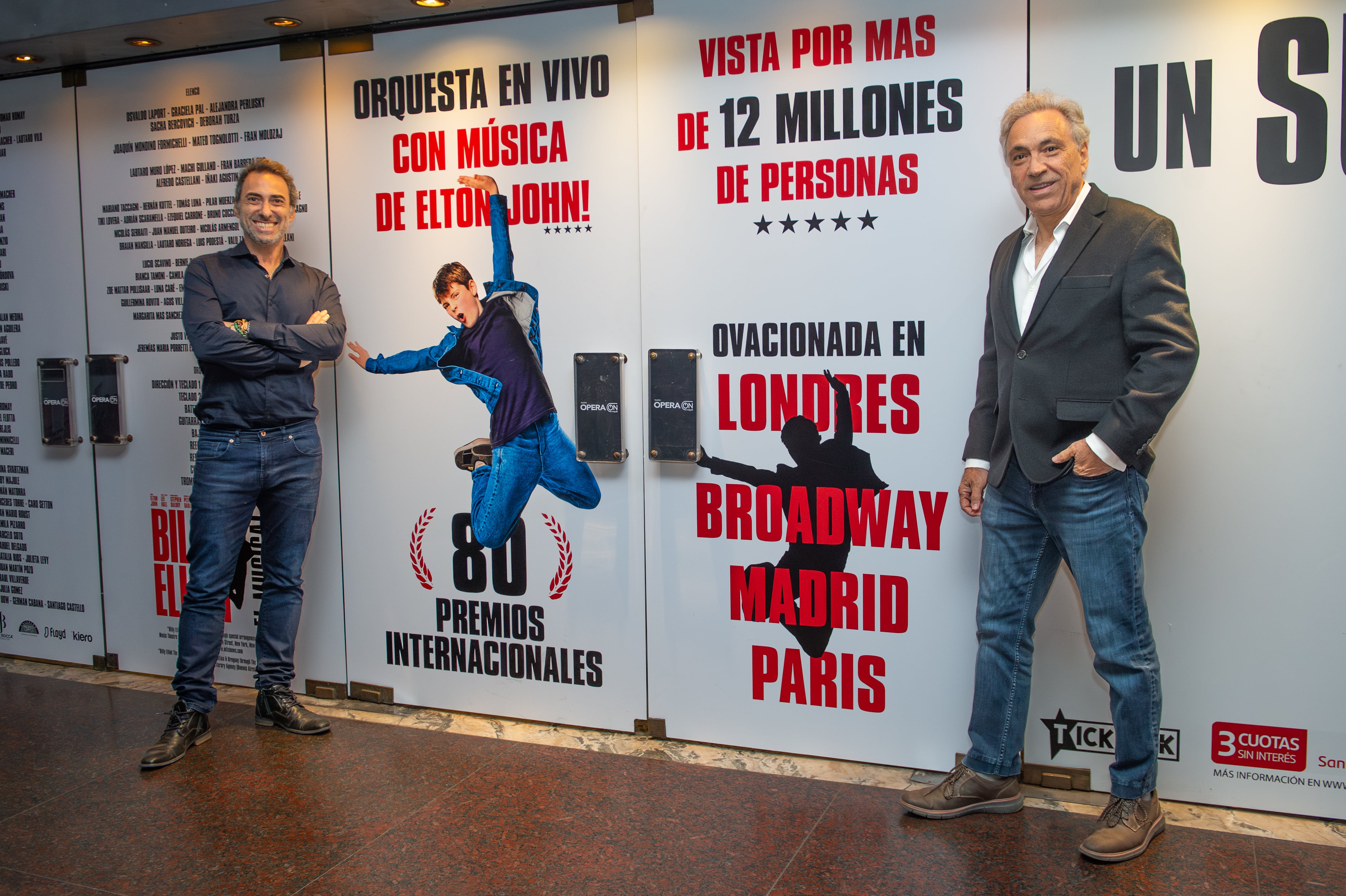 Diego y Omar en la puerta del Opera, a días del estreno (Foto: Jaime Olivos)