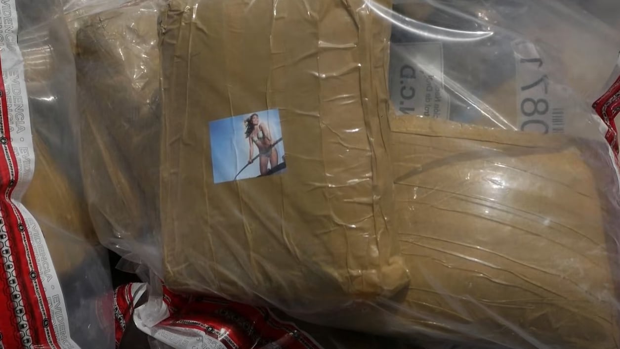Interceptaron una narcolancha con 1.743 paquetes de presuntas drogas y arrestaron a dos hombres en Baní (Cortesía Dirección Nacional de Control de Drogas)