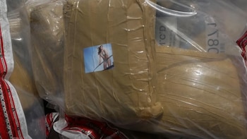 Interceptaron una narcolancha con 1.743 paquetes de presuntas drogas y arrestaron a dos hombres en Baní (Cortesía Dirección Nacional de Control de Drogas)