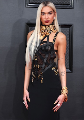 Dua Lipa deslumbrando en la alfombra roja de los Premios Grammy 2022 con un impactante diseño de inspiración bondage (REUTERS/Maria Alejandra Cardona)