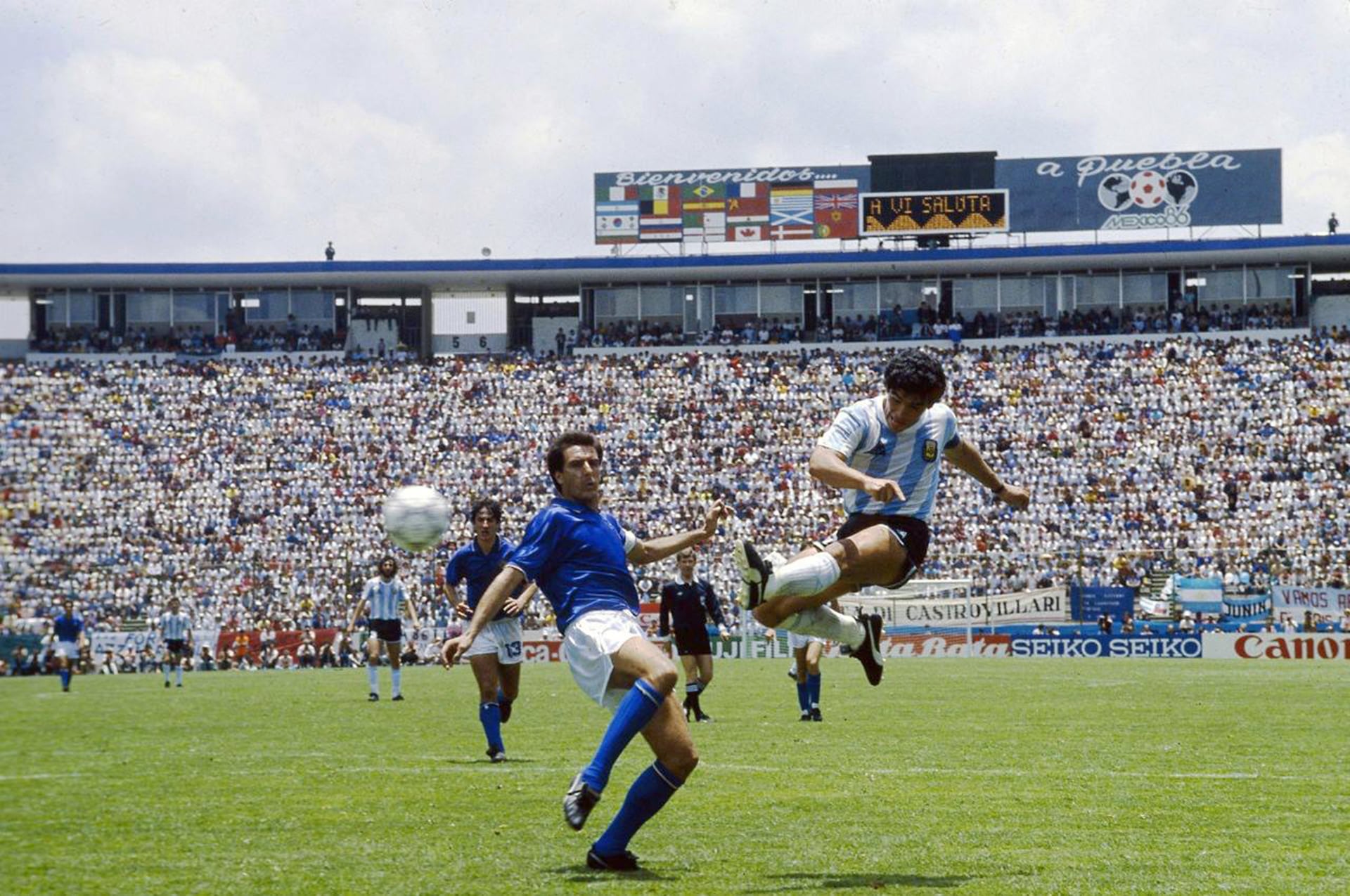 La exquisita definición de Maradona frente a Italia en la fase de grupos del Mundial