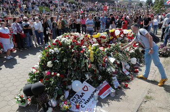 La gente coloca flores en