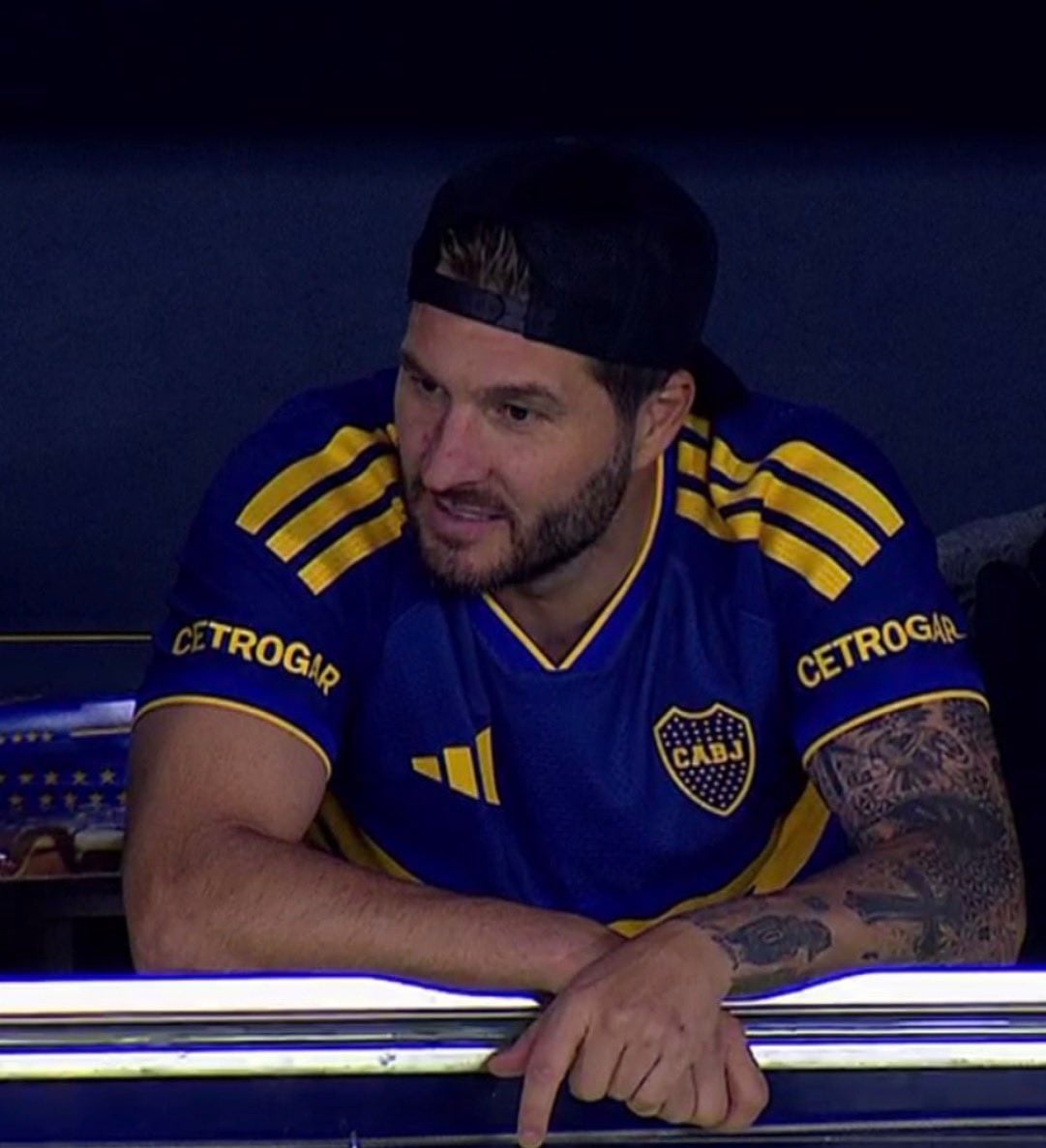 André-Pierre Gignac presenció la victoria 3-0 de Boca Juniors ante Unión en La Bombonera junto al presidente Juan Román Riquelme. (RS)