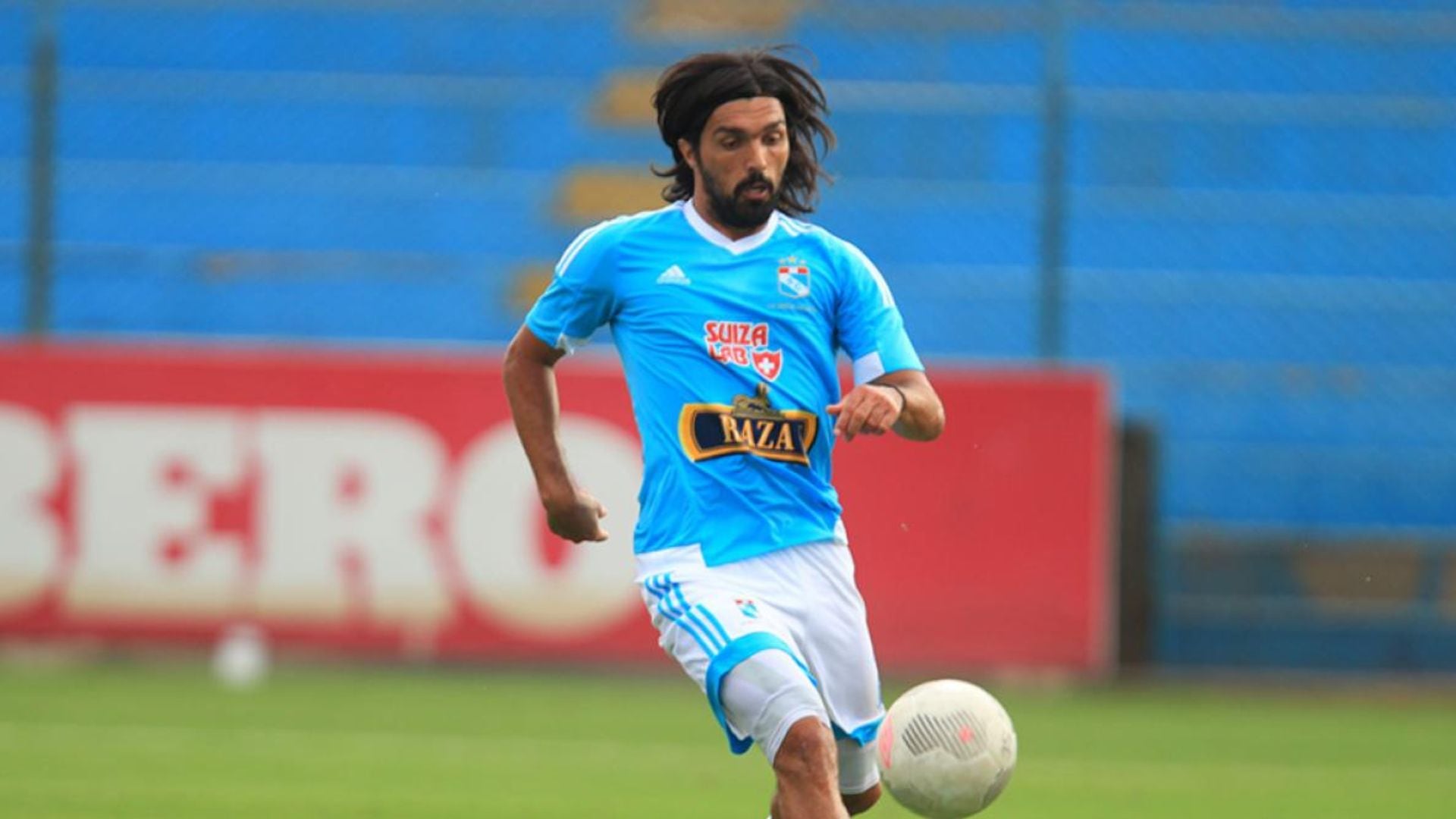 Jorge Cazulo defendió el escudo de Cristal durante nueve temporadas, ganando el título nacional de Perú en cinco oportunidades. - Crédito: Difusión