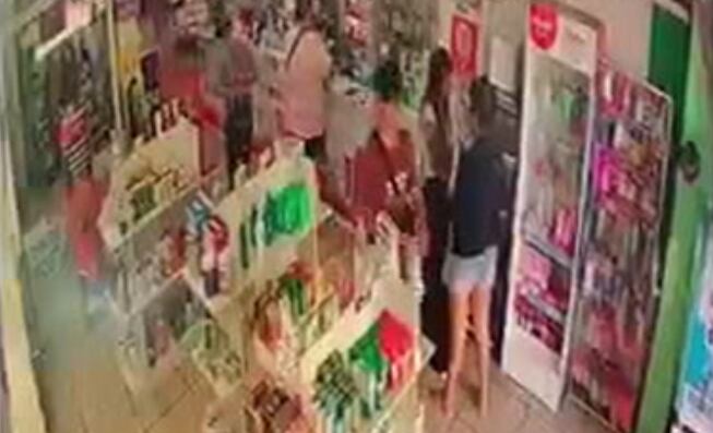 Dos mecheras robaron productos en una farmacia de La Plata y quedaron escrachadas por las cámaras de seguridad