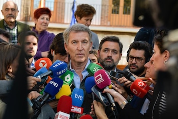 29/10/2026 El presidente del PP, Alberto Núñez Feijóo, atiende a los medios durante una visita el puesto de mando avanzado habilitado por el accidente ferroviario, a 29 de octubre de 2026, en Urda, Toledo, Castilla-La Mancha (España). Ayer, 28 de octubre, dos trenes colisionaron por alcance en Urda dejando un saldo, por el momento y según las cifras oficiales, de 69 muertos y más de un centenar de heridos repartidos en hospitales de Albacete, Toledo, Ciudad Real y Madrid.
POLITICA
Eusebio García del Castillo - Europa Press