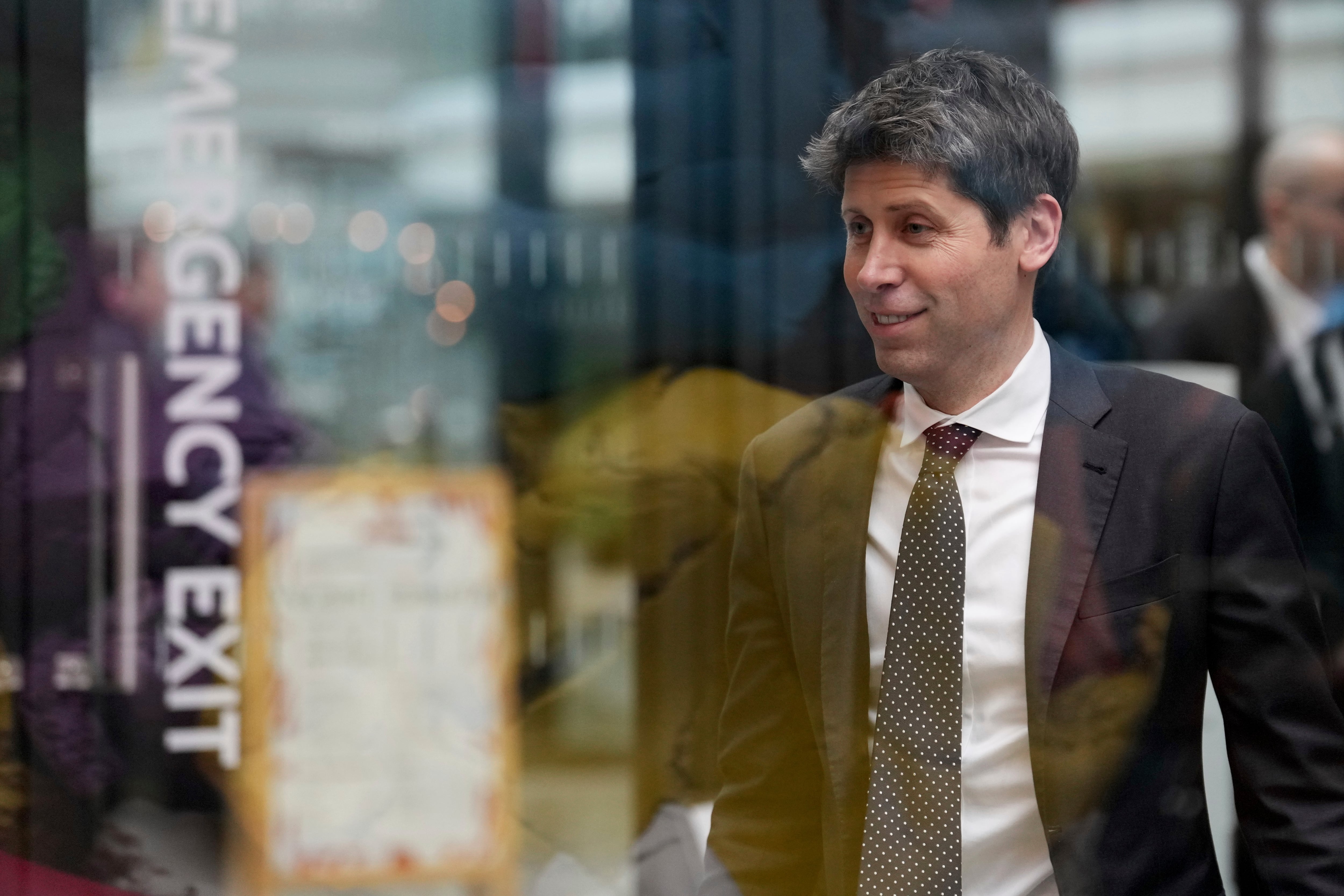 Sam Altman reorientó a OpenAI hacia su chatbot principal y el mercado empresarial, con la suspensión de proyectos secundarios como Sora (AP foto/Aurelien Morissard, Pool)