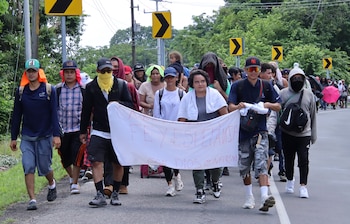 El grupo de migrantes permaneció en el parque Bicentenario de Tapachula para recibir atención e hidratación antes de reanudar su marcha hacia el norte. (EFE/Juan Manuel Blanco)