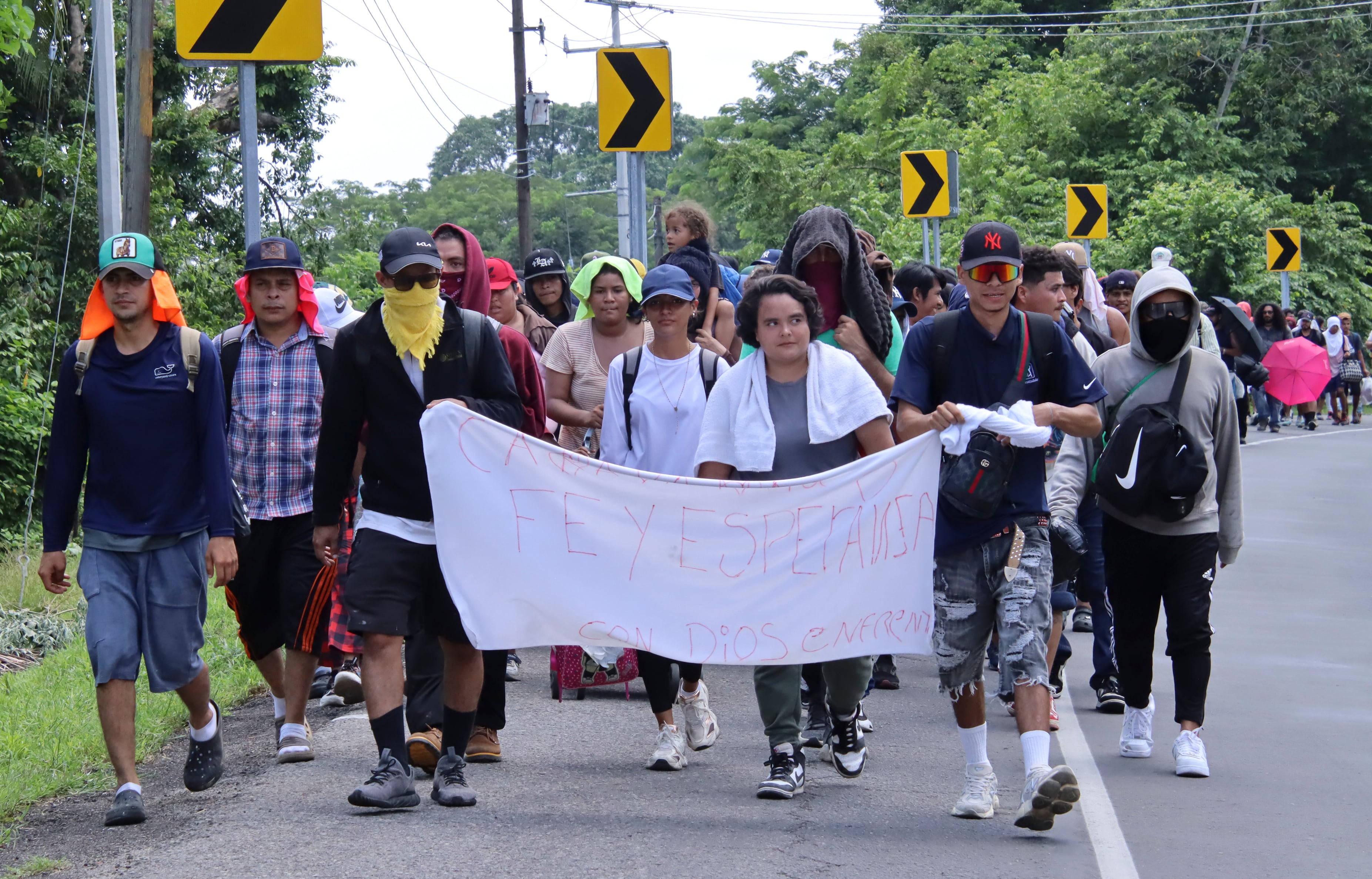 El grupo de migrantes permaneció en el parque Bicentenario de Tapachula para recibir atención e hidratación antes de reanudar su marcha hacia el norte. (EFE/Juan Manuel Blanco)