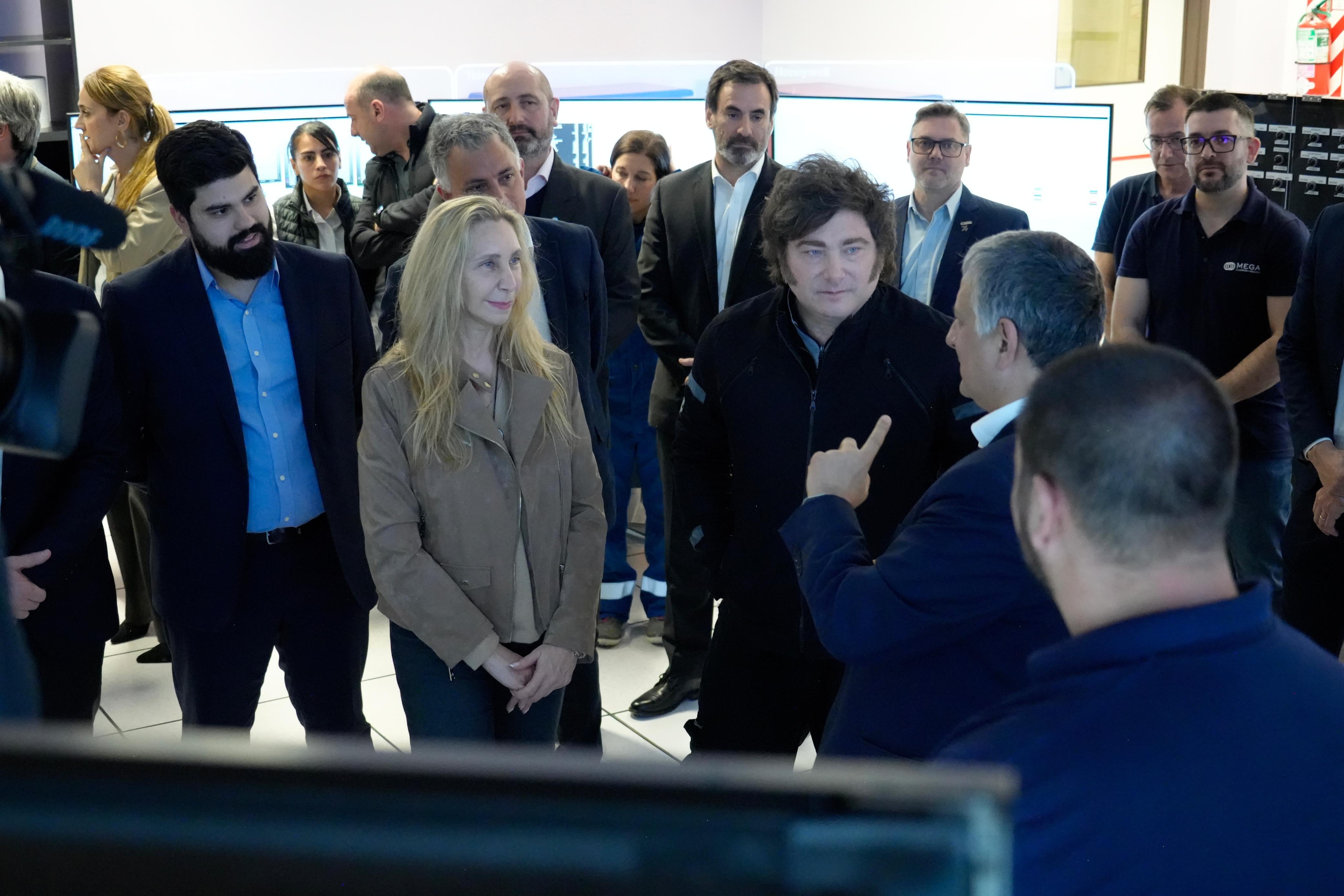 Karina Milei y, a su derecha, Fabián Fernández durante una recorrida en Bahía Blanca