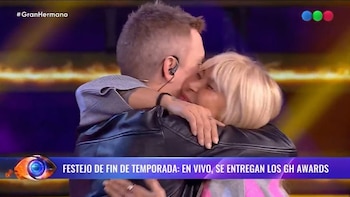 El emotivo abrazo entre Santiago