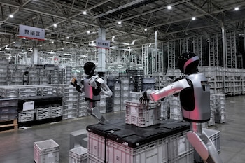 CyberOne puede clasificar piezas de forma autónoma, manipular teléfonos móviles, tomar fotografías y colocar tuercas en vehículos eléctricos. (Xiaomi)