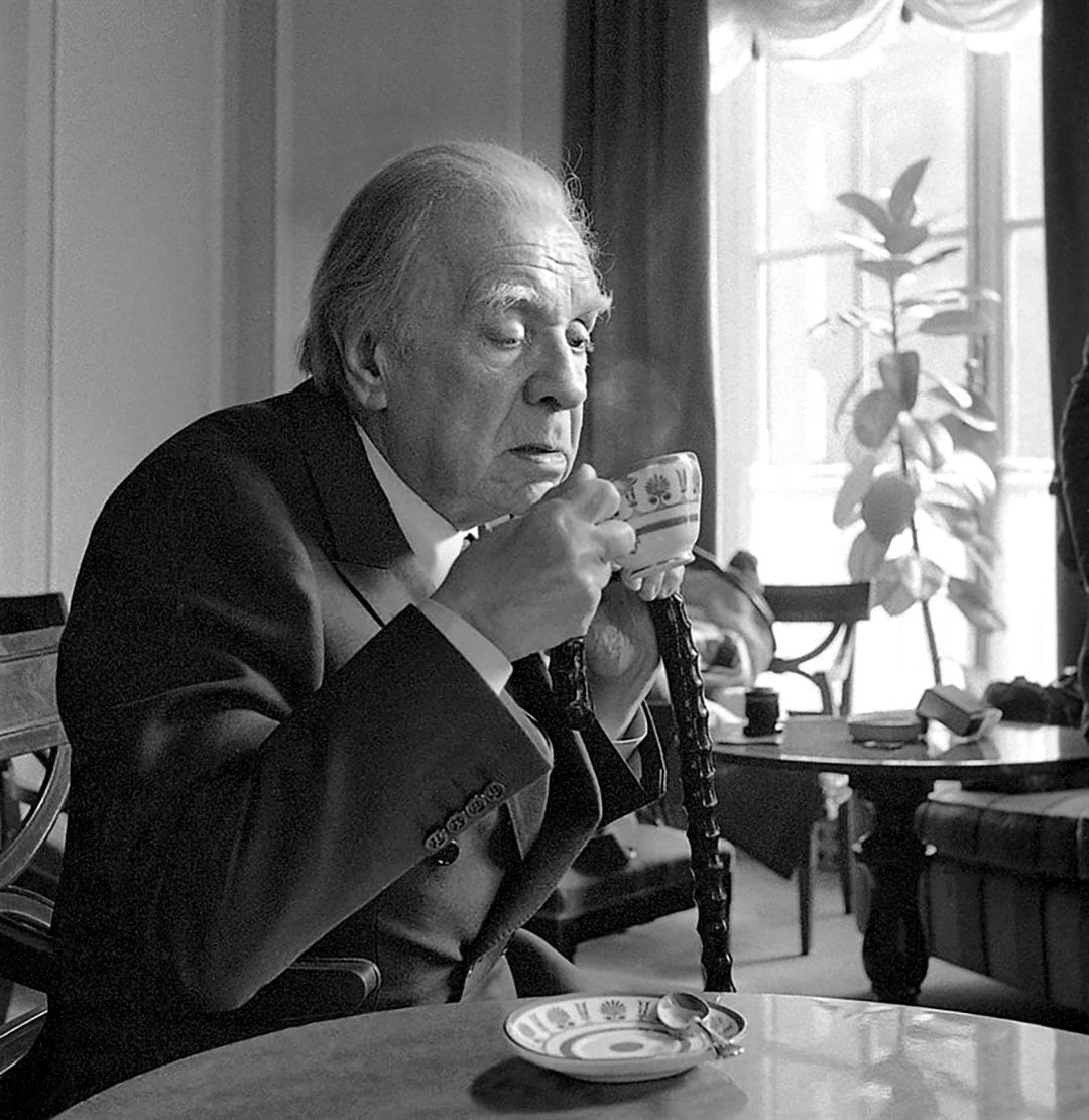 Jorge Luis Borges tomando un té en 1975