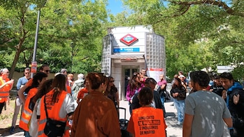 “Las instituciones no pueden mirar hacia otro lado”: el barrio madrileño de Lucero protesta contra el desahucio de una madre y sus hijas