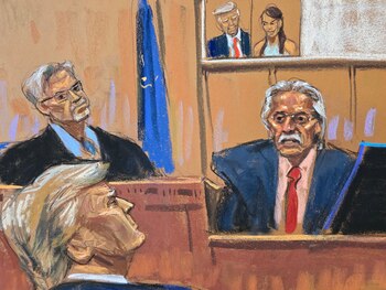 Trump observa mientras David Pecker testifica durante el juicio penal en el tribunal estatal de Manhattan en un boceto de la sala este jueves 25 de abril de 2024 (REUTERS/Jane Rosenberg)