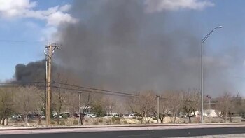 Columnas de humo se elevan