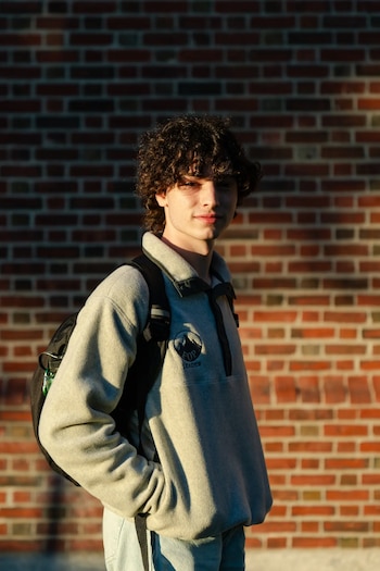 "Nos han educado para encontrar el equilibrio entre las actividades extracurriculares y los estudios", afirmó Joshua Schultzer, estudiante de segundo año de Harvard. Crédito: Sophie Park para The New York Times