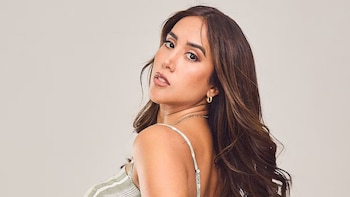 Melissa Paredes arregla el cabello