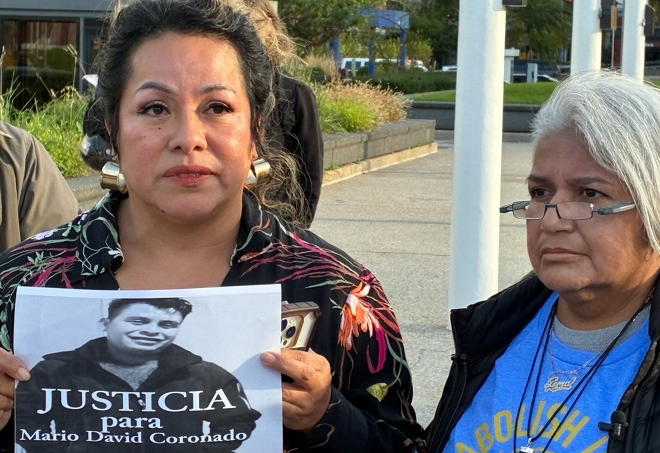 Karla Barberi (izq) y Gema Lowe exigen justicia por la muerte del inmigrante Mario David Coronado Juarez en Grand Rapids, Michigan, el 24 de septiembre del 2026. (John Agar/The Grand Rapids Press via AP)