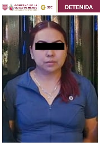 Policías de la SSC le hallaron además 16 sellos de golpe y hojas con imágenes de billetes de USD 100 tras ser señalada por la encargada de un local comercial. Créditto; SSC