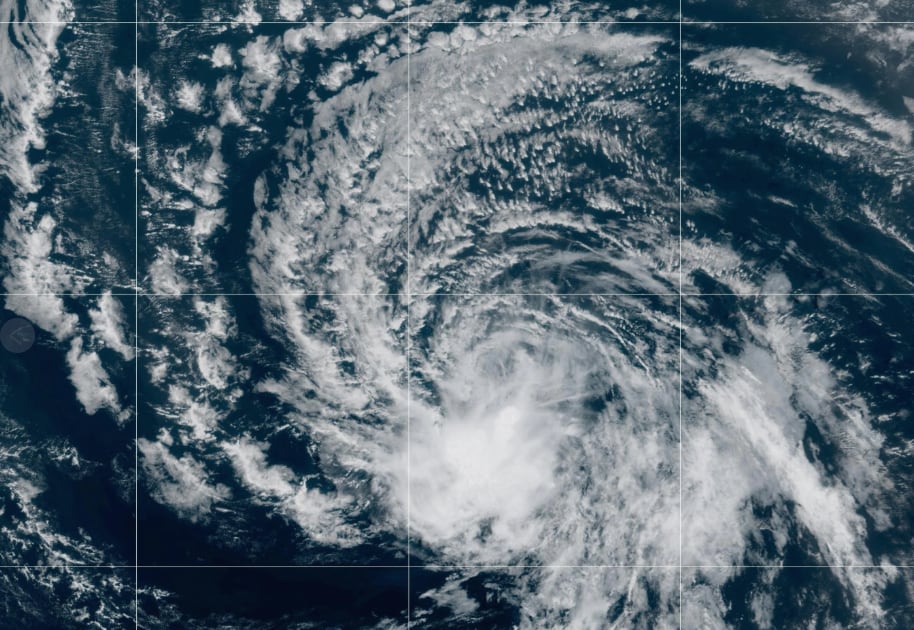 Las tormentas tropicales Karina, Lowell y Dolly concentraron actividad en el Pacífico y el Atlántico, y Karina y Lowell podrían evolucionar a huracán en los próximos días (NOAA vía AP)