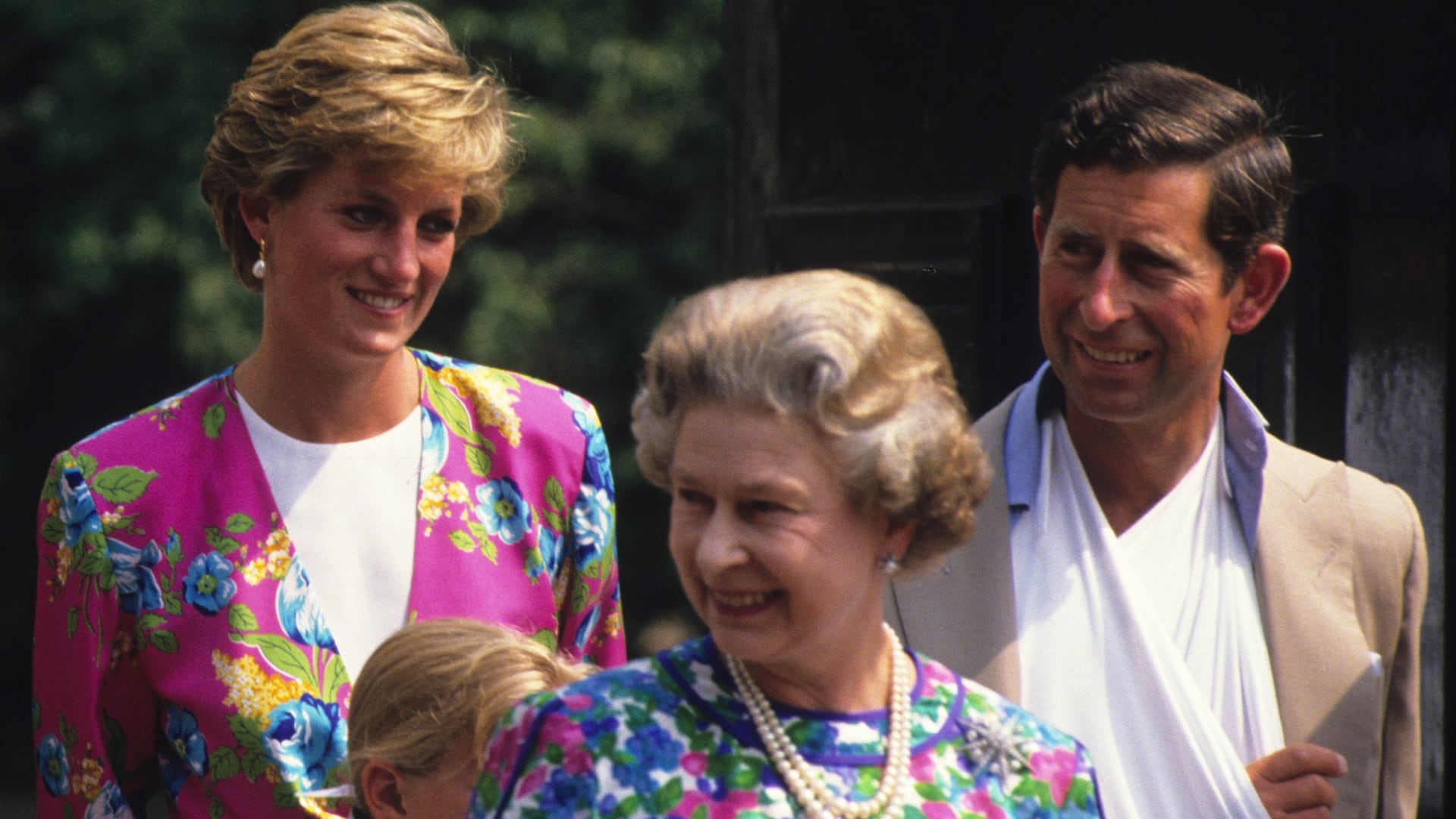 Isabel II junto a los entonces príncipes Carlos y Diana de Gales (Grosby)