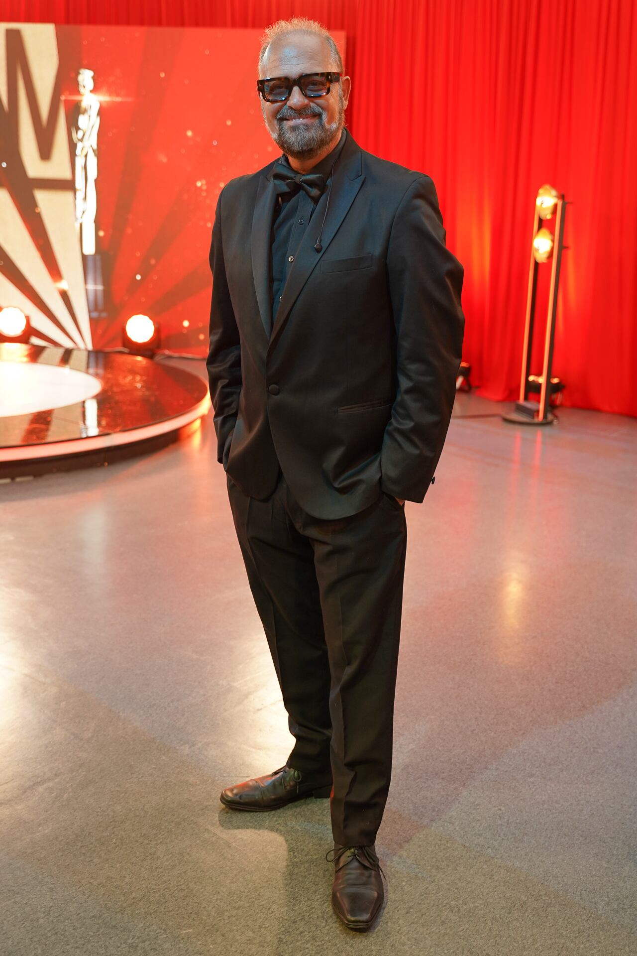 Augusto Tartúfoli llevó un traje negro combinado con camisa y moño al tono, y completó el look con gafas oscuras