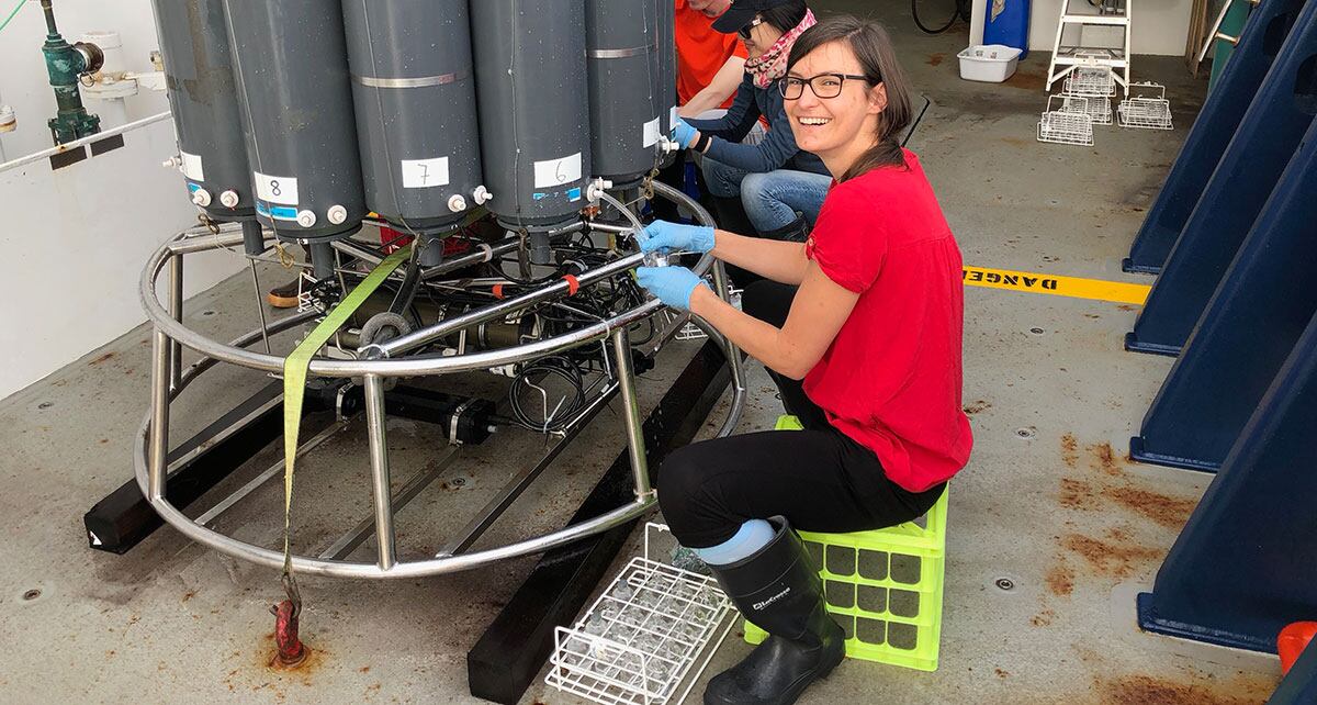 La transferencia de las muestras a viales de vidrio de 60 ml en el laboratorio móvil permitió conservar su integridad para los análisis posteriores (University of Basel/Xin Sun)