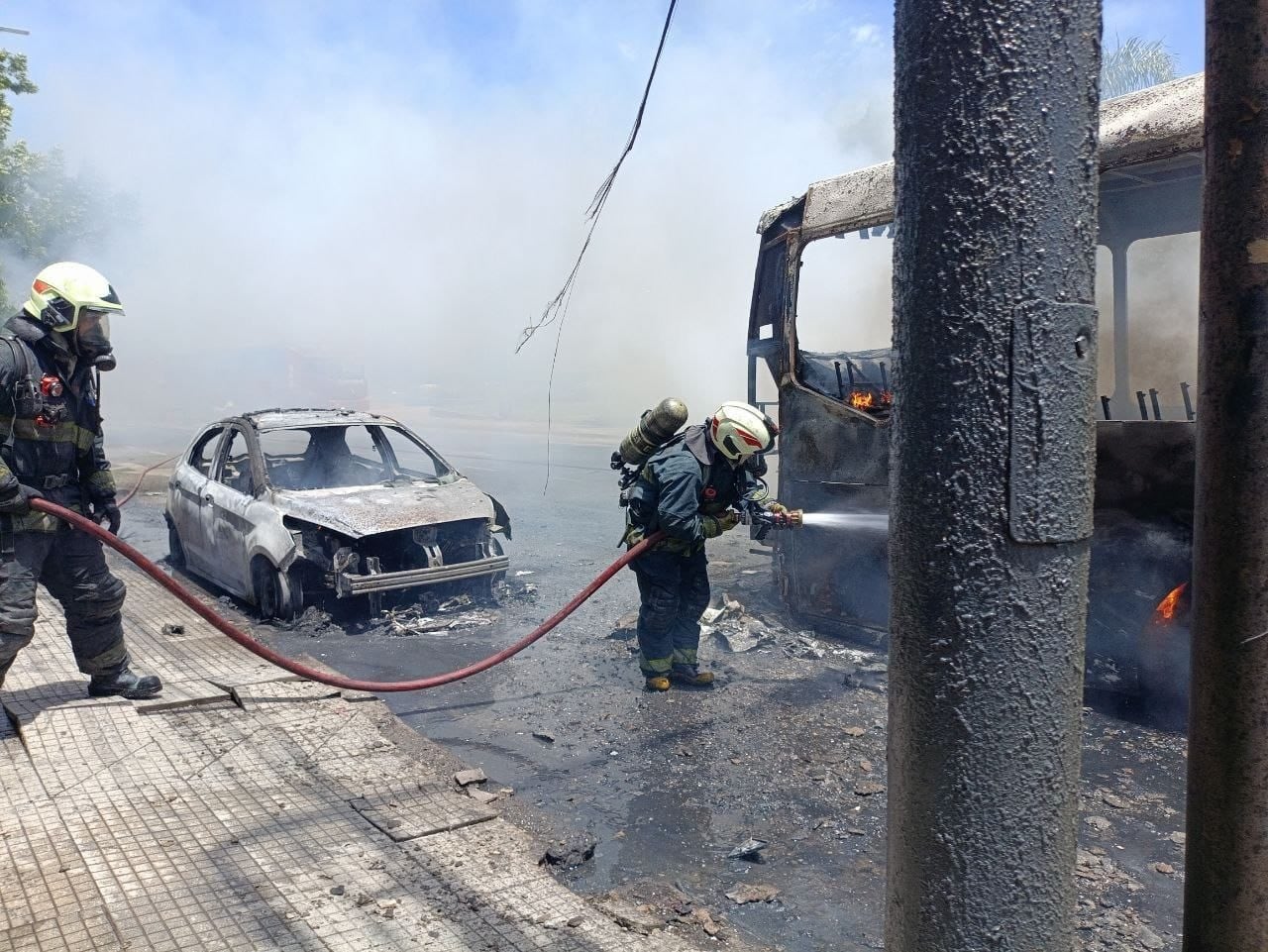 El incendio del colectivo en Avenida Ricardo Balbín afectó también a un auto particular estacionado en las inmediaciones