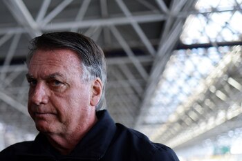 El expresidente de Brasil, Jair Bolsonaro, acompañado por su esposa Michelle Bolsonaro (no en la foto), llega al Aeropuerto Internacional de Brasilia, antes de partir hacia la investidura del presidente estadounidense Donald Trump, en Brasilia, Brasil, el 18 de enero de 2025. REUTERS/Ueslei Marcelino