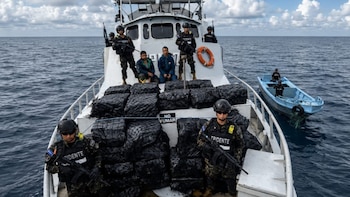 Marina Nacional de El Salvador incauta 1.36 toneladas de cocaína y detiene a dos ecuatorianos en altamar