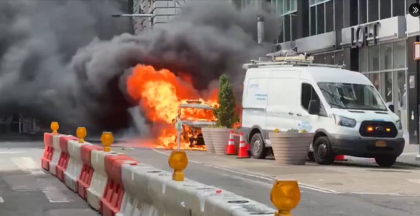 Impactante video: un vehículo explota frente al Toro de Wall Street en Nueva York