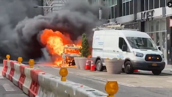 Impactante video: un vehículo explota frente al Toro de Wall Street en Nueva York