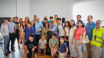 Luis de la Fuente visita en Las Rozas a los desalojados por los incendios