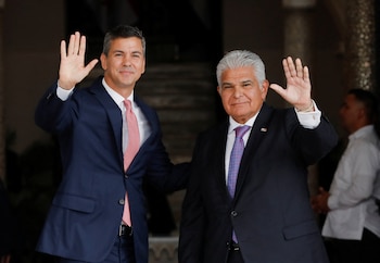 El presidente de Paraguay, Santiago Peña (izq) junto al presidente panameño, José Raúl Mulino, durante su visita en 2025 a Panamá. REUTERS/Aris Martinez