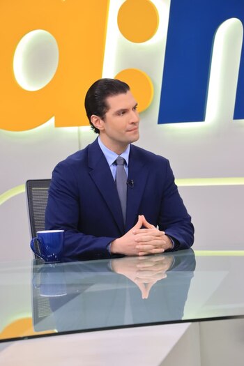 Esmahan sostuvo que El Salvador también se distanció de Venezuela y defendió su soberanía democrática frente a organizaciones internacionales./ (Entrevista AM)