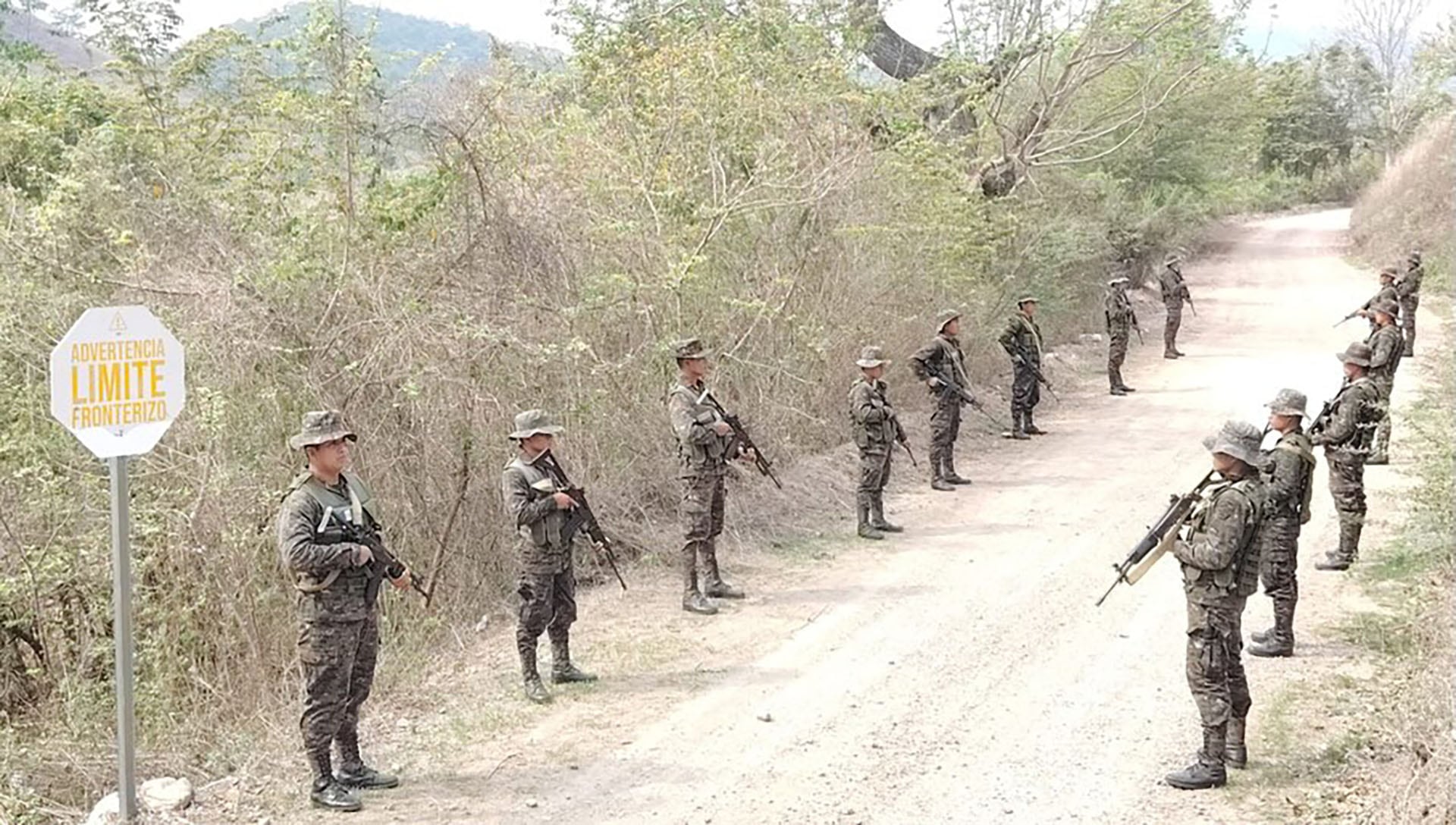 Soldados del Ejército de Guatemala patrullan la zona fronteriza con Honduras (Ejército de Guatemala/Archivo)