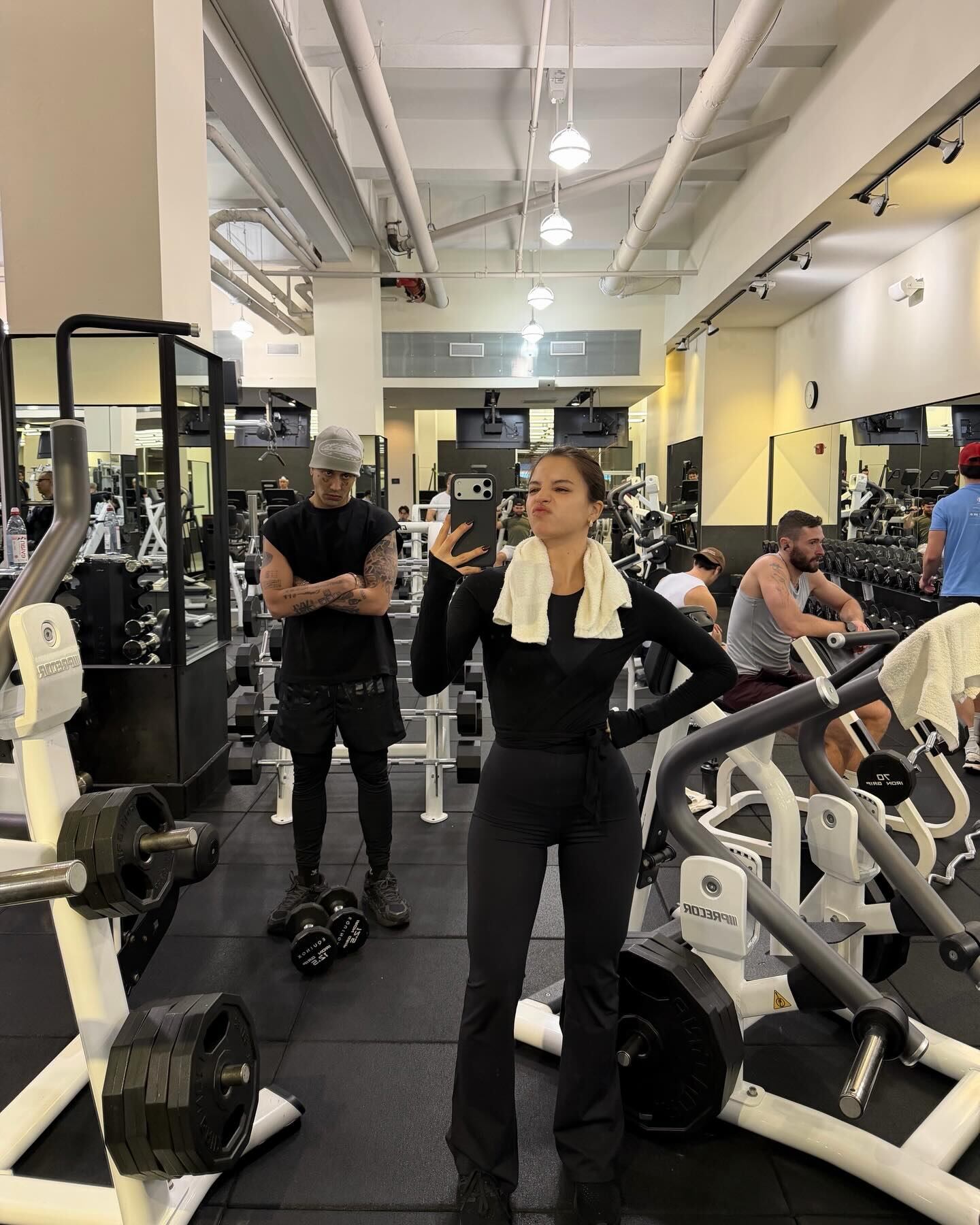 La pareja entrenó junta en un gimnasio de Nueva York y compartió una postal divertida frente al espejo