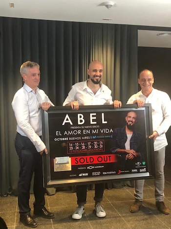 Abel Pintos recibiendo su reconocimiento