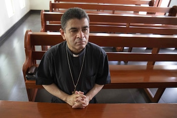 El obispo nicaragüense Rolando Álvarez fue condenado a 26 años de cárcel por el delito de "traición a la patria; lleva más de 500 días detenido (EFE/Jorge Torres)