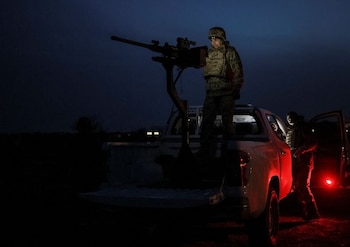 Militares ucranianos de la unidad móvil de defensa aérea antidrones en su posición (REUTERS/Gleb Garanich/Archivo)