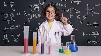 Preguntar “cómo” en vez de “por qué”: la clave para impulsar el pensamiento científico en los niños