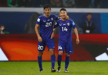 Makhmudjon Makhamadjonov festeja la apertura del marcador para Uzbekistán