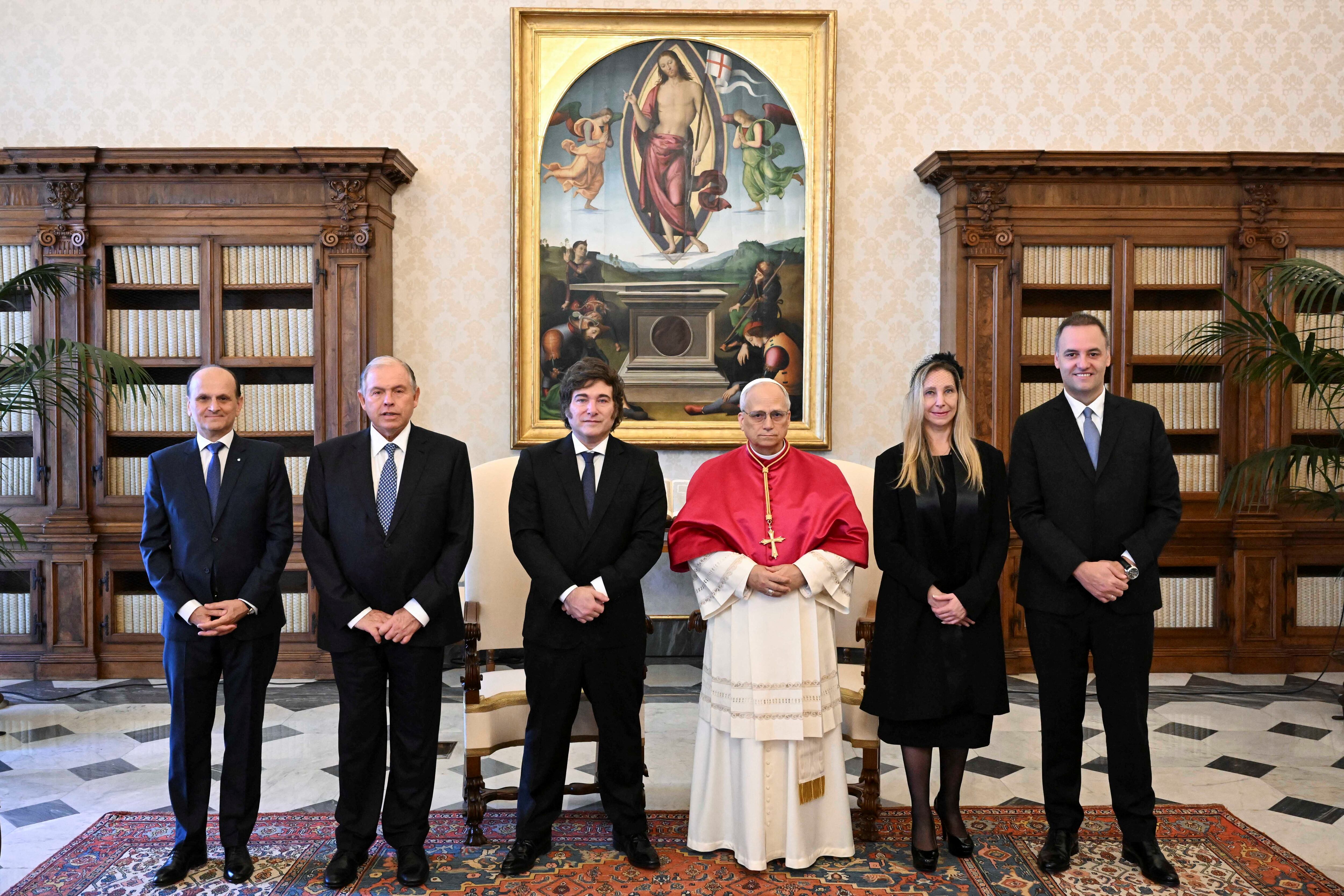 La foto oficial que muestra al papa León XIV con la comitiva oficial argentina. (Reuters)
