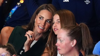 La inesperada aparición de Kate Middleton y la princesa Charlotte en el metro de Londres: dos pasajeras más, acompañadas de escoltas camuflados