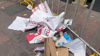 Tlatelolco queda cubierto de basura tras evento de Morena: personal de la Alcaldía Cuauhtémoc limpió la zona