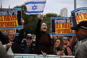 Frente al tribunal, manifestantes tanto